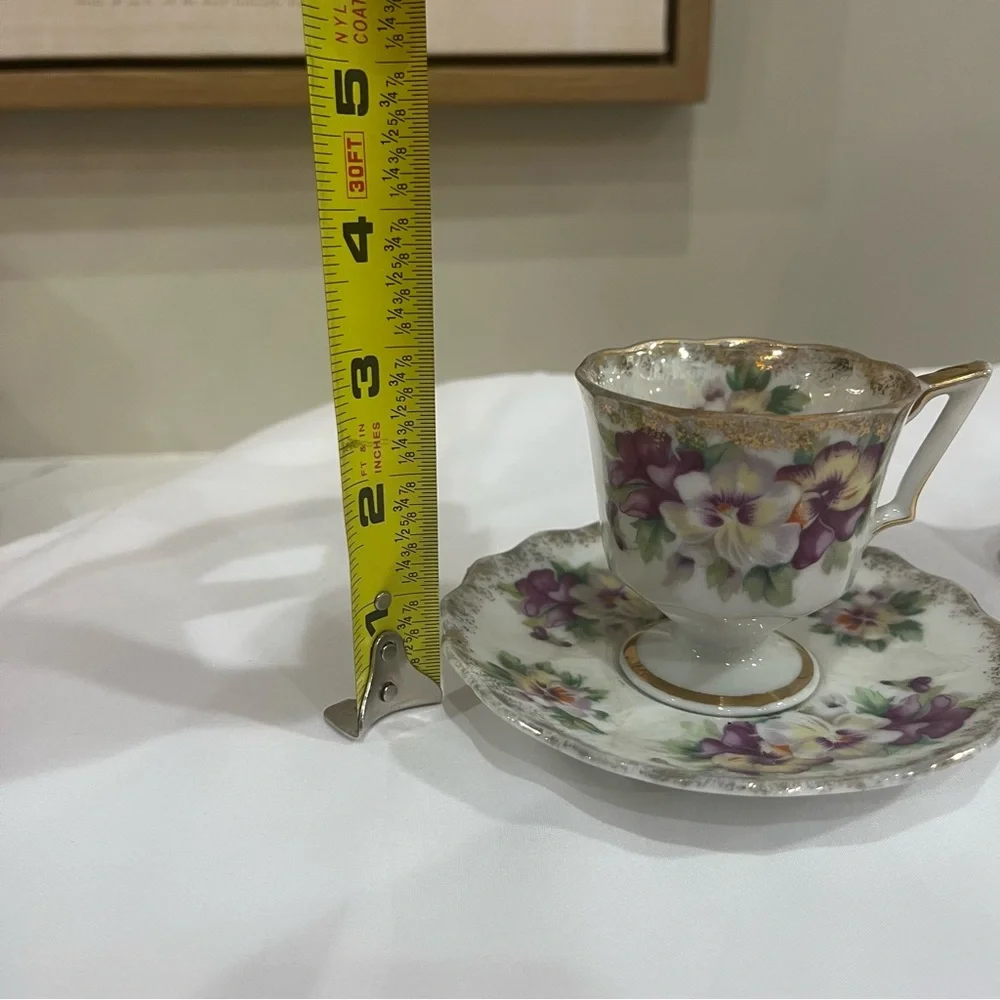 Vintage China 2 expresso cups/ saucers excellent condition daises gold trim